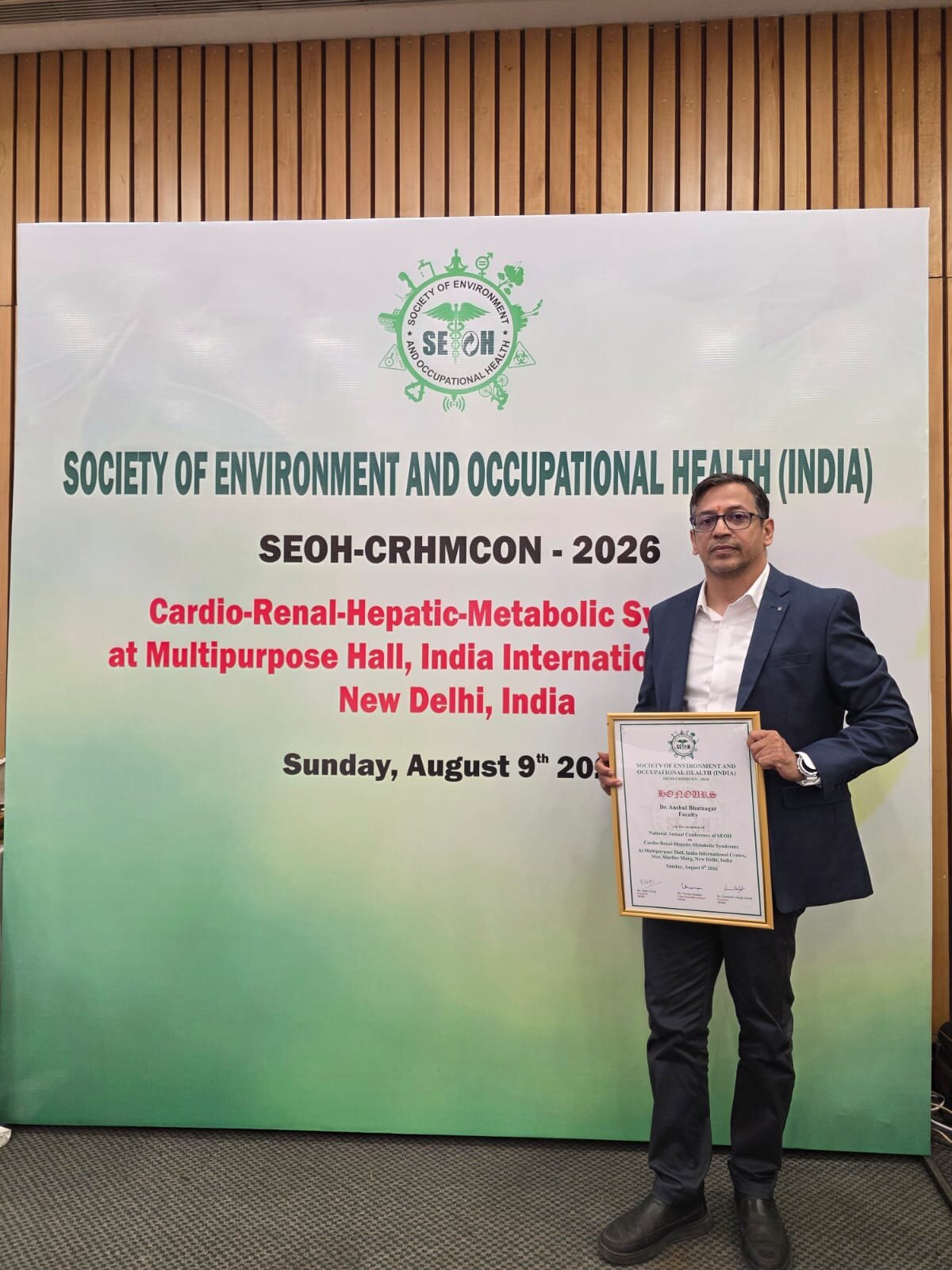 Dr. Anshul Bhatnagar receiving an honours certificate as faculty at the SEOH National Conference